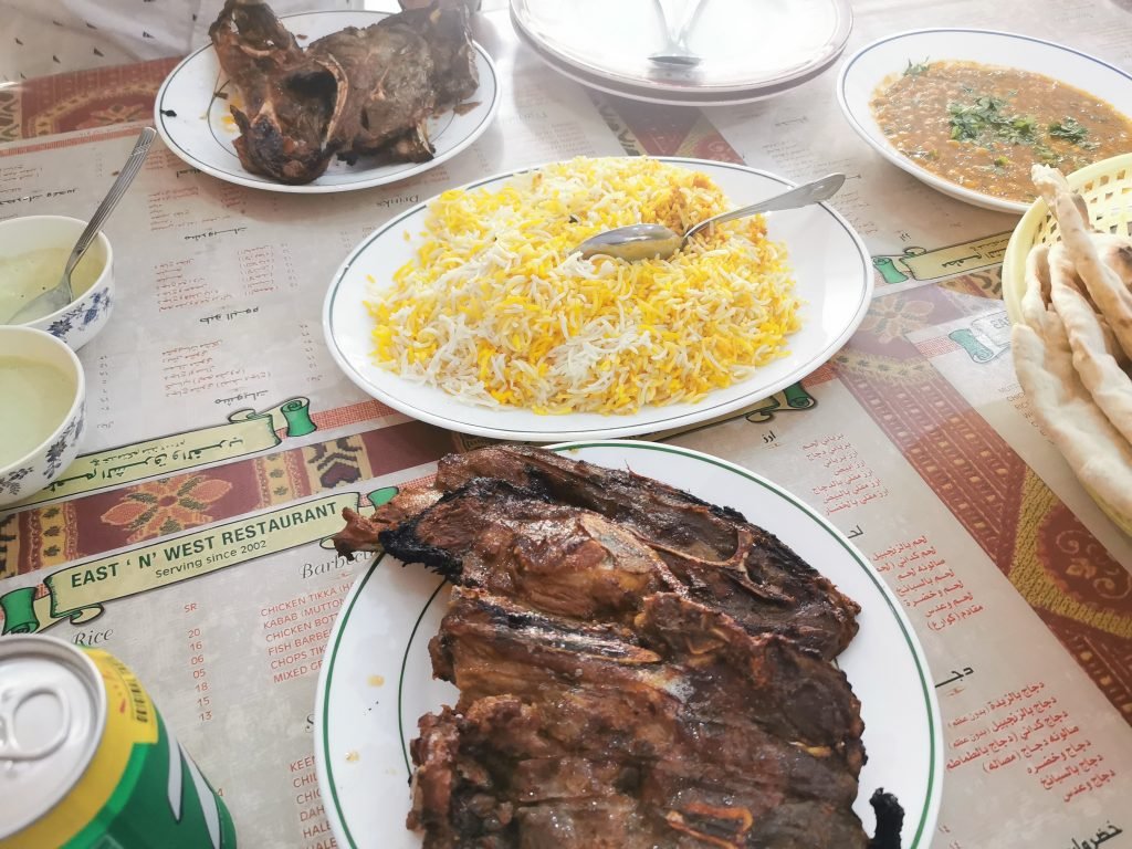 مطعم الشرق والغرب رأس تنوره ( الاسعار + المنيو + الموقع ) - مطاعم و كافيهات الشرقية
