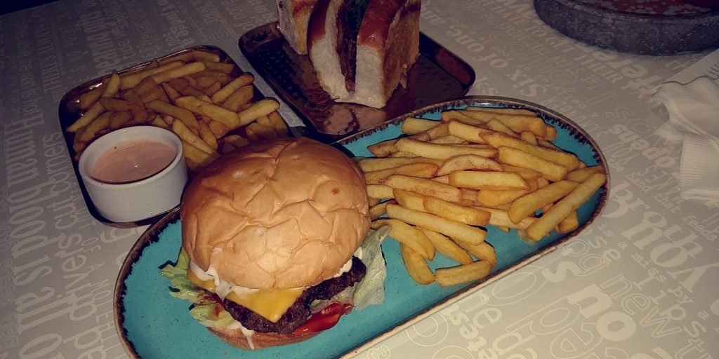 مطعم هيلز برجر هاوس الخفجي